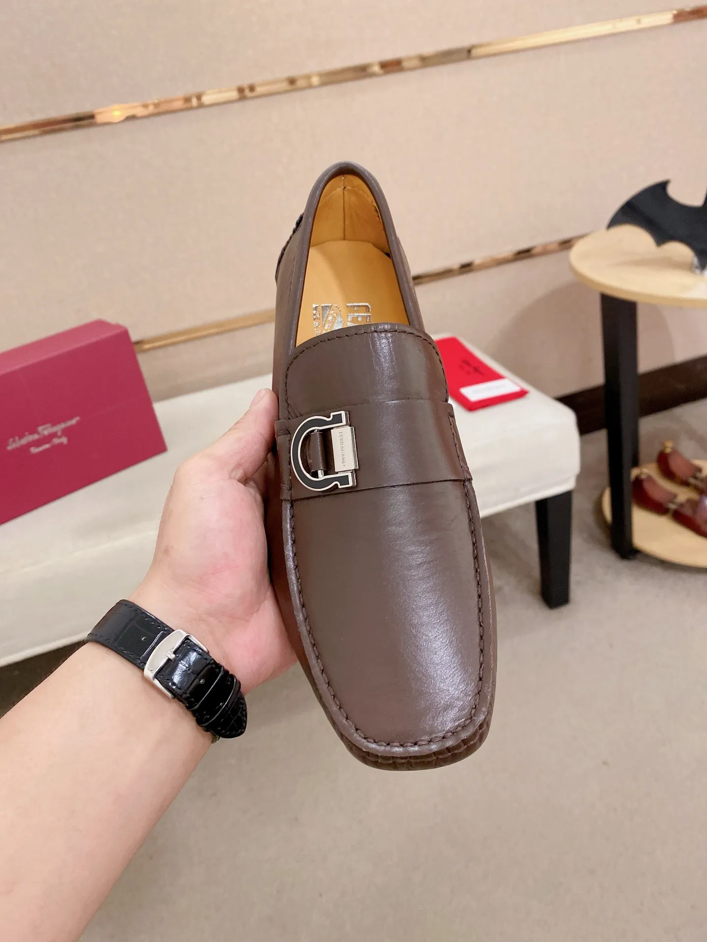 Men's shoes💰: 540💰High-end quality! Ferragamo🆕🆕Exclusive hot-selling products in stock🔥🔥New products on the shelves, high-quality Ferragamo men's pea shoes, high-end casual driving shoes, with complete packaging! 💪 💪 Material: imported first-layer pebbled cowhide 🐂 + imported high-quality water-dyed cowhide lining + wear-resistant outsole 👍🏻👍🏻 Features: high-end and comfortable, purely handmade 🚀 🚀 Create the perfect shoe that suits you best 🔥 🔥 Size: (38-44) 45 standard size can be customized!